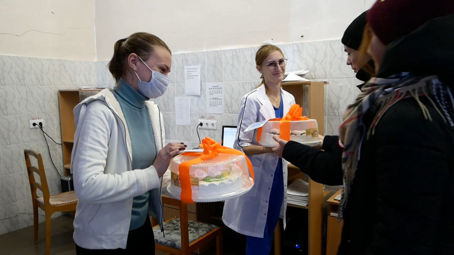 Белореченцы порадовали врачей ковид-госпиталя сладкими подарками