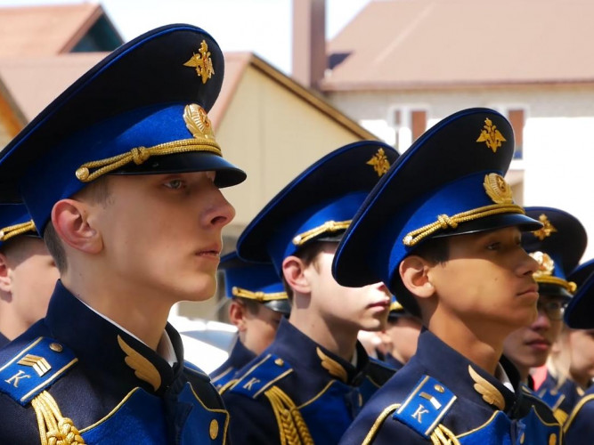 Кадеты школы №10 в преддверии Дня Победы поздравили ветерана Архипа Ермакова