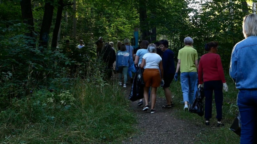 На "тропе здоровья" в парке Гагарина состоялся субботник