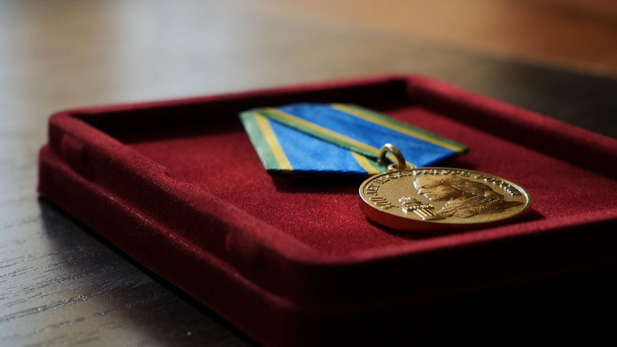 Старшего помощника прокурора Кумертау наградили юбилейной медалью