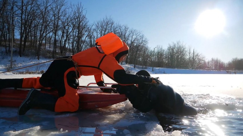 Спасатели проводят операцию "Тонкий лёд"
