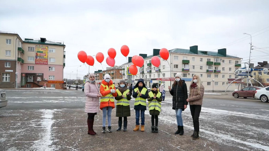 Сотрудники ГИБДД и школьники провели акцию "Мы за мир на дорогах"