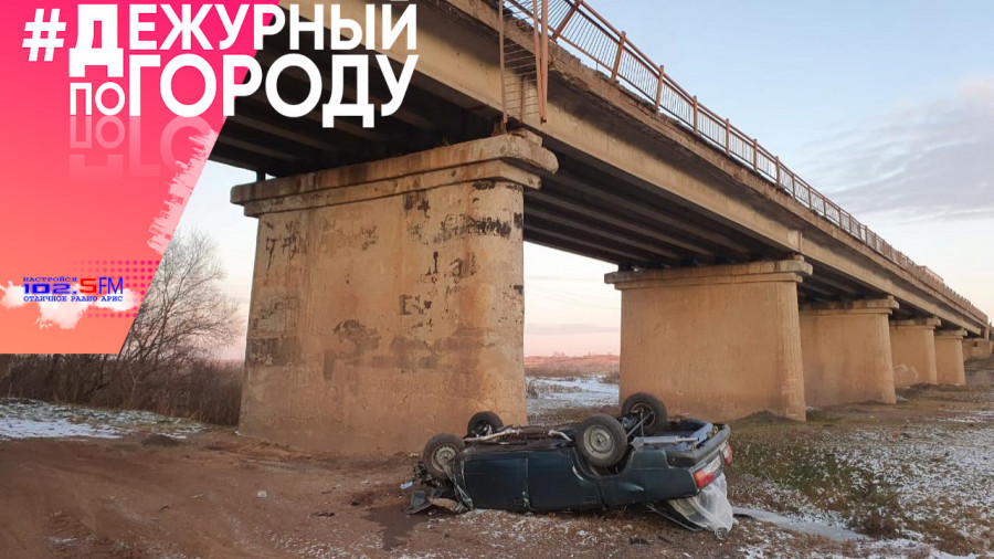 Водитель погиб после падения его машины с моста