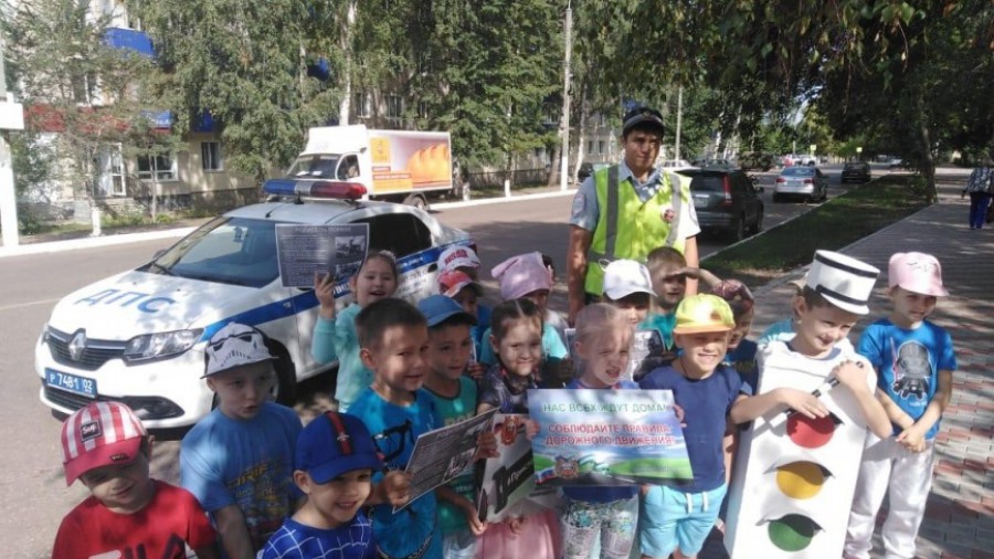 ГИБДД совместно с воспитанниками детского сада "Светлячок" провела профилактическую акцию по соблюдению ПДД