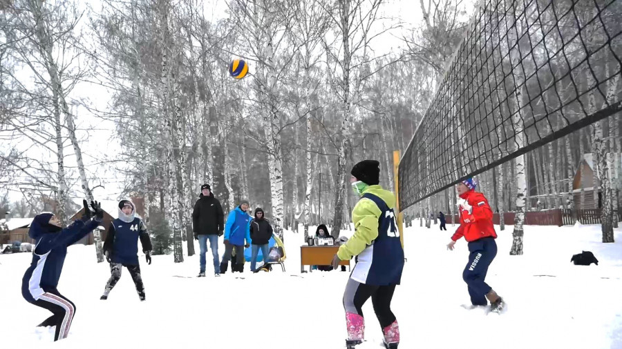 В Кумертау прошли соревнования по волейболу на снегу
