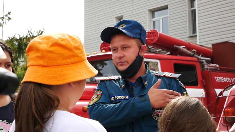 Для школьников была организована экскурсия по пожарной части
