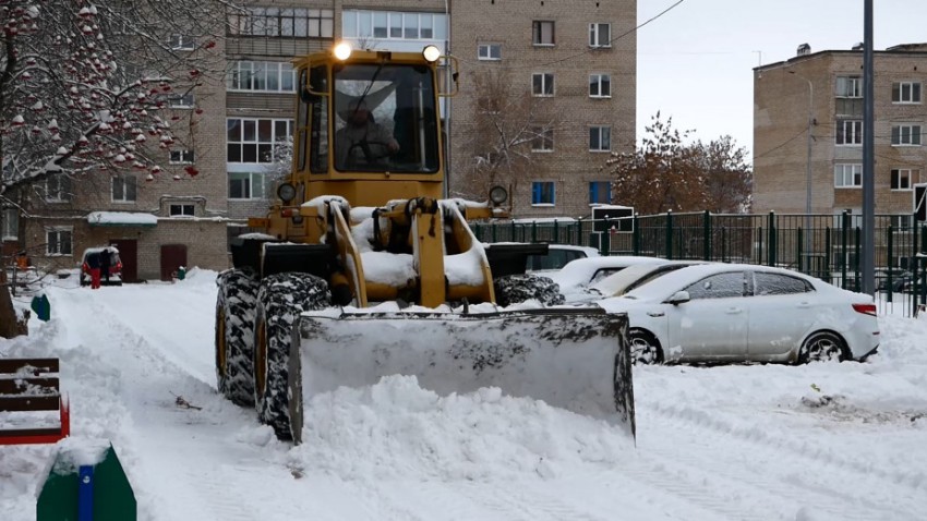 Коммунальщики ведут борьбу со снегом