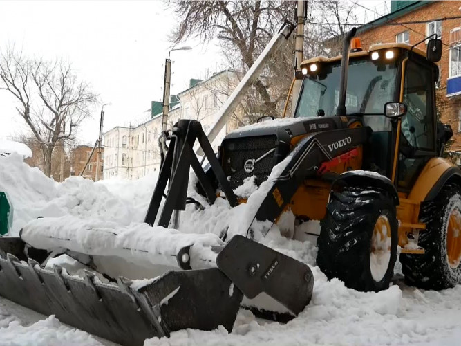 В Кумертау производится уборка снега на дорогах и крышах домов