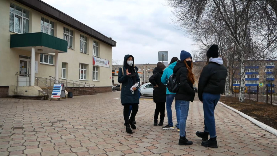 Студенты и волонтёры провели акцию по раздаче масок горожанам